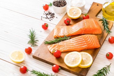 Limon domates Biberiye Biber ve tuz ile Çiğ somon fileto 