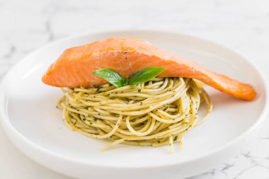 pesto yeşil ve somon makarna spagetti