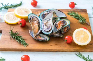 ahşap tahta üzerinde taze midye