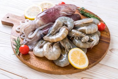 taze deniz ürünleri ham (karides, mürekkep) ahşap tahta üzerinde 