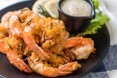 Soslu kızarmış karides.