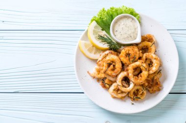 Kızarmış squids ve soslu ahtapot (kalamar)