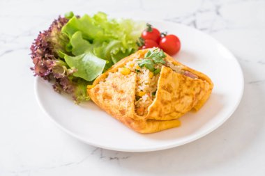 Bir omlet kaydırma aromalı Fried Rice