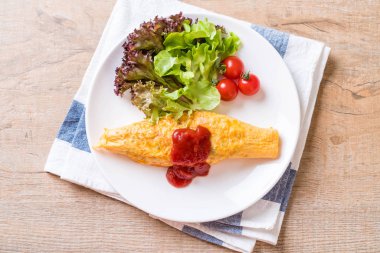 Bir omlet kaydırma aromalı Fried Rice