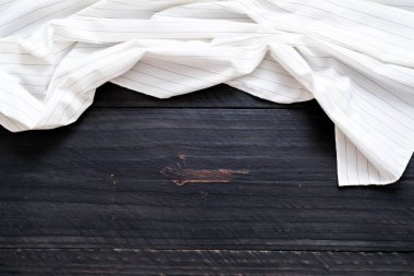 ahşap arka plan üzerinde mutfak bezi (peçete)