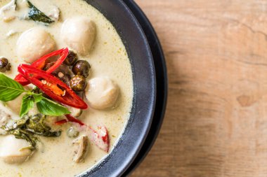 Balık topu ile yeşil köri