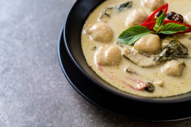 Balık topu ile yeşil köri