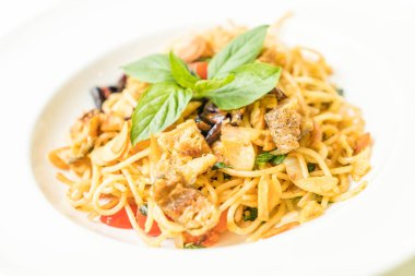 Tavada kızartılmış spagetti ve kurutulmuş gurami