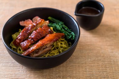 sebze erişte ile kızarmış ördek