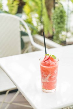 Çilekli yoğurt smoothies