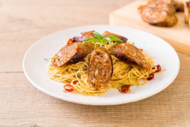Sai Aua (Notrhern Tay baharatlı sucuk ile tavada kızartılmış spagetti)
