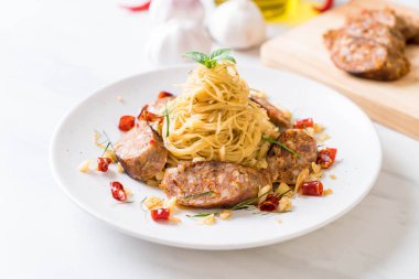 Sai Aua (Notrhern Tay baharatlı sucuk ile tavada kızartılmış spagetti)