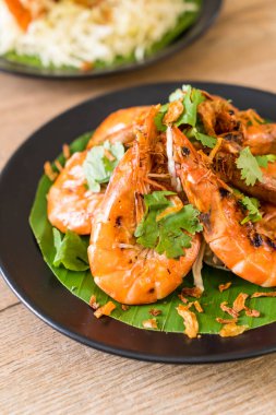 Sarımsaklı kızarmış karides.