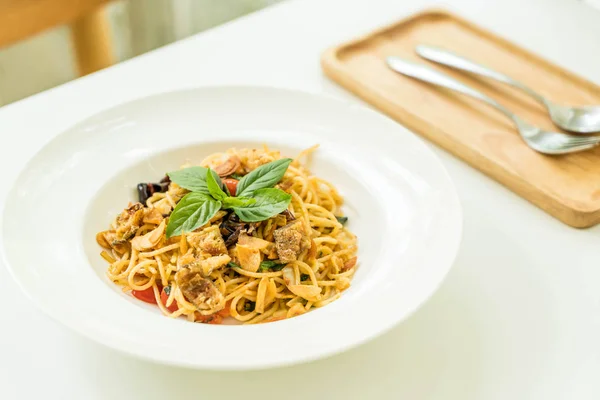 Stir-fried spaghetti and dried Gourami — Stock Photo, Image