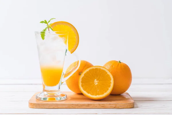 Апельсиновый сок с содовой — стоковое фото