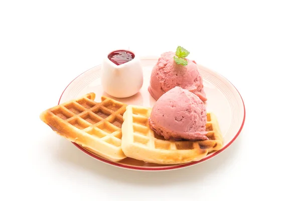 Çilekli dondurma waffle ile — Stok fotoğraf