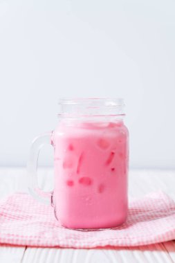 pembe çilek milkshake