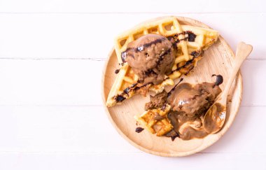 Çikolatalı dondurma waffle ile