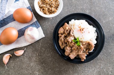 yumurta ile tepesinde pirinç Sarımsak soslu tavada kızartılmış domuz eti