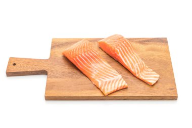 Çiğ somon filetosu. 