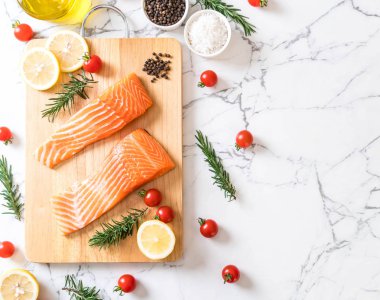 Limon domates Biberiye Biber ve tuz ile Çiğ somon fileto 