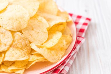 patates cipsi plaka üzerinde
