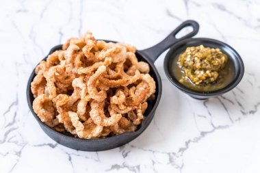 Kızarmış domuz eti rince ya da domuz eti aperatif Kuzey Tayland yeşil biber D ile