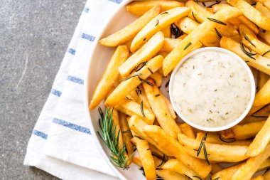 Soslu patates kızartması.