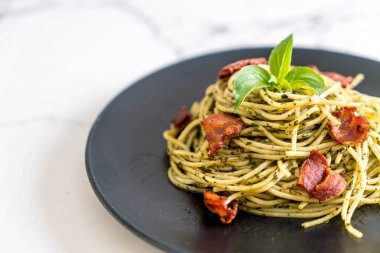 Fesleğen pesto ve pastırma ile makarna
