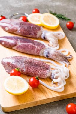 taze ahtapot veya mürekkep ahşap tahta üzerinde ham