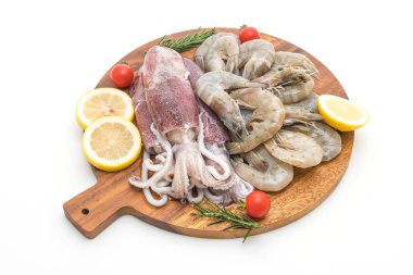 taze deniz ürünleri ham (karides, mürekkep) ahşap tahta üzerinde 