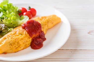 Bir omlet kaydırma aromalı Fried Rice