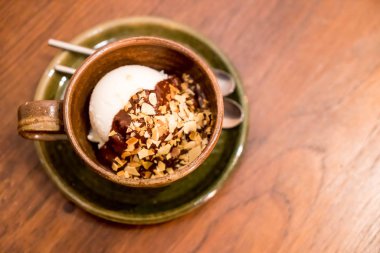 çikolata yayılması ile dondurma