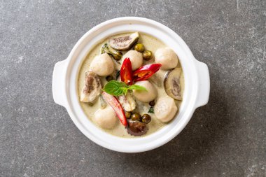 Balık topu ile yeşil köri