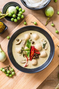 Balık topu ile yeşil köri