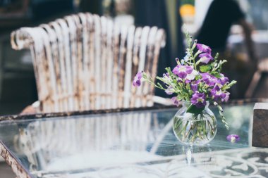 Vazo dekorasyonu yemek masada çiçek