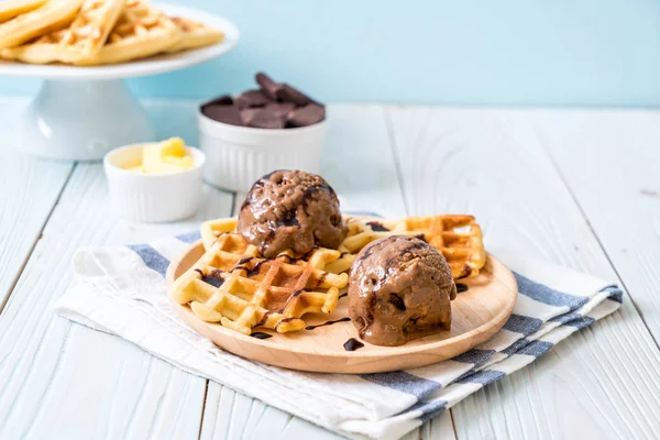 Chocolate ice-cream with waffle — Stock Photo, Image