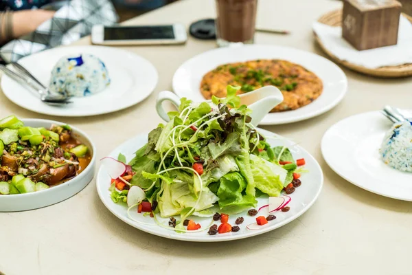 Salade de légumes avec sauce épicée — Photo