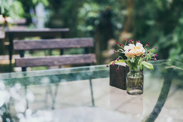 Flor em vaso decoração na mesa de jantar — Fotografia de Stock