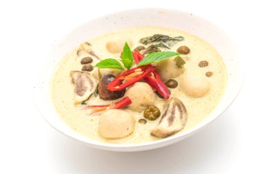 Balık topu ile yeşil köri