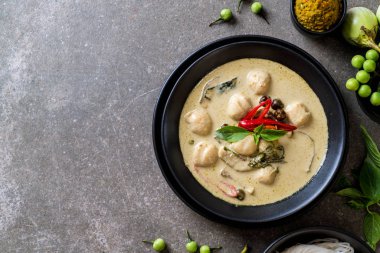 Balık topu ile yeşil köri