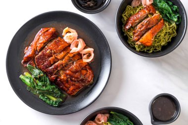 Kızarmış ördek masada.