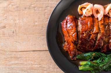 Kızarmış ördek masada.