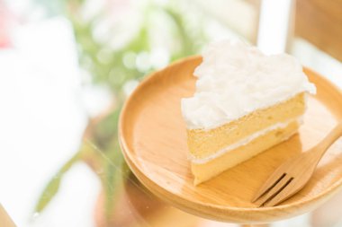 Hindistan cevizli pasta plaka üzerinde