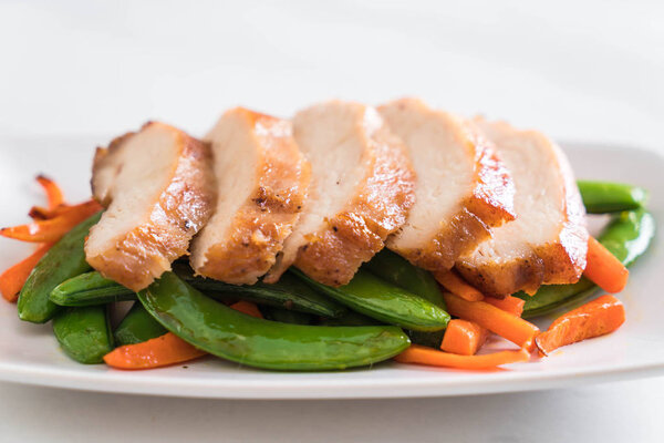 grilled chicken with green peas and carrot