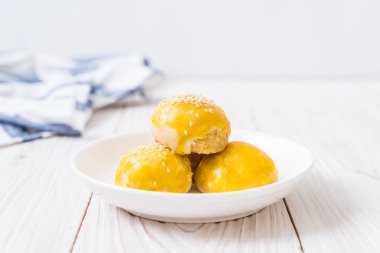 Çin böreği veya moon kek mung fasulye ezmesi ve tuz ile doldurulmuş