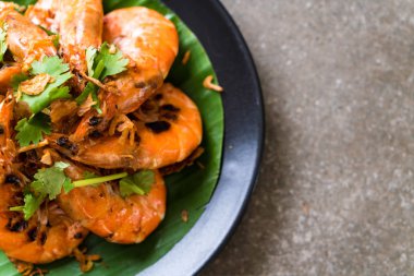 Sarımsaklı kızarmış karides.