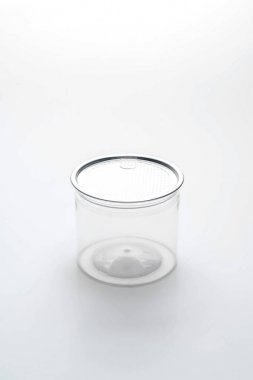 Beyaz arka plan üzerinde boş plastik kavanoz