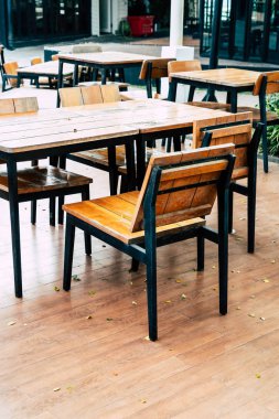 boş ahşap masa ve sandalye Açık Restoran
