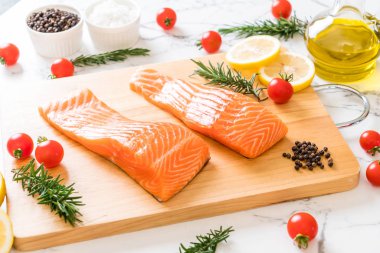 Limon domates Biberiye Biber ve tuz ile Çiğ somon fileto 